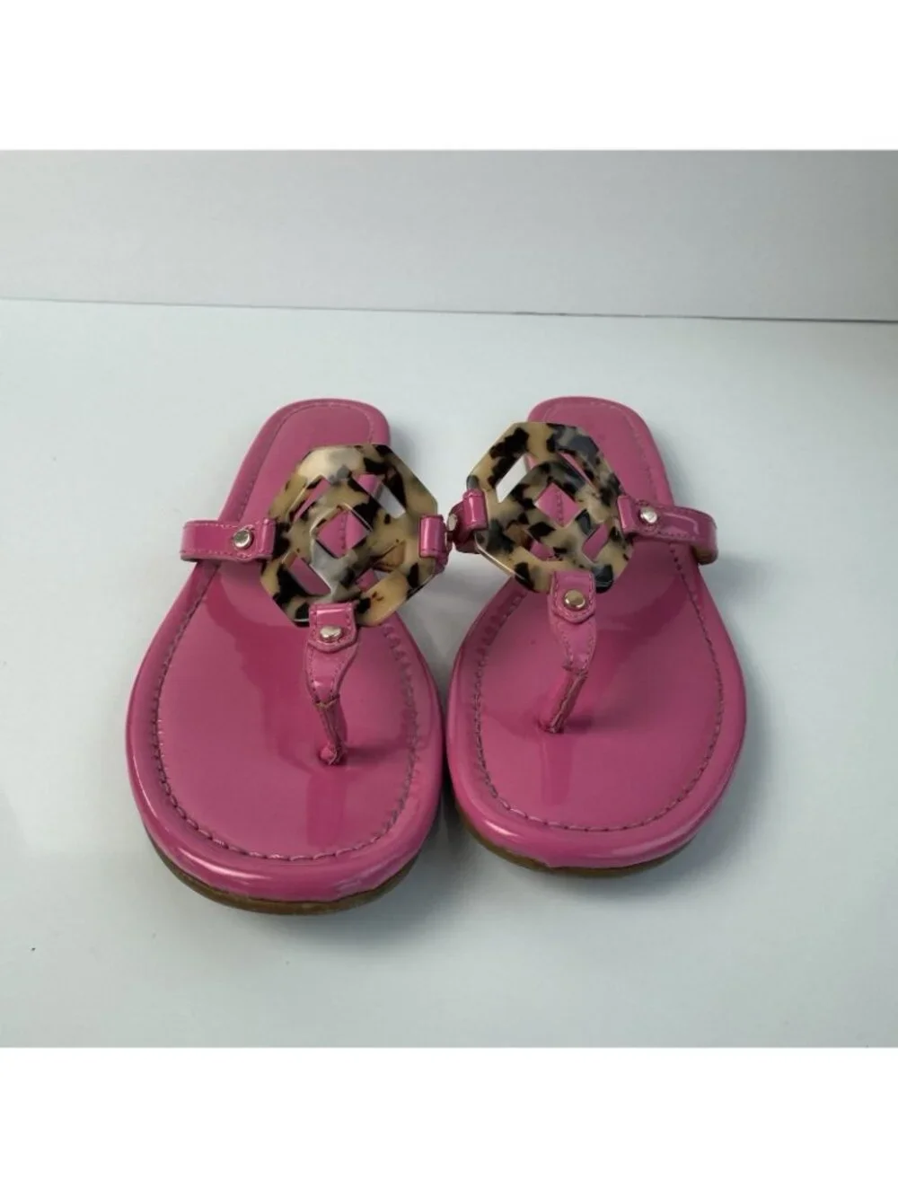 J. McLaughlin Lucy Pink Patent Leather Tortoise Medallion Thong Sandals Size 8.5